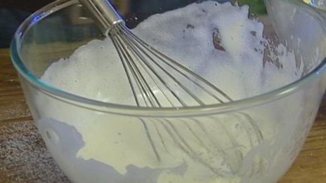 кулич с вишней и клюквой