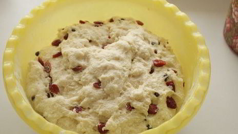 кулич творожный с вяленой клюквой