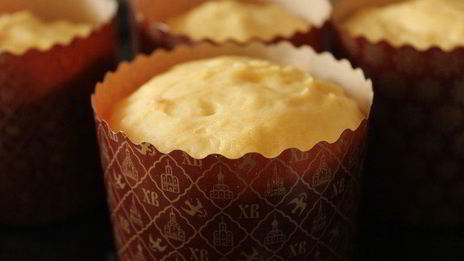 куличи с апельсиновой цедрой и вяленой клюквой