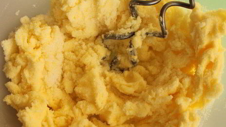 куличи с апельсиновой цедрой и вяленой клюквой