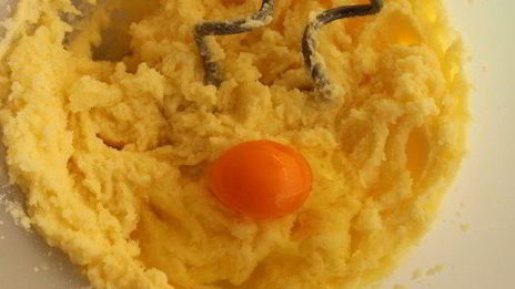 куличи с апельсиновой цедрой и вяленой клюквой