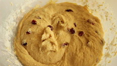 куличи с апельсиновой цедрой и вяленой клюквой