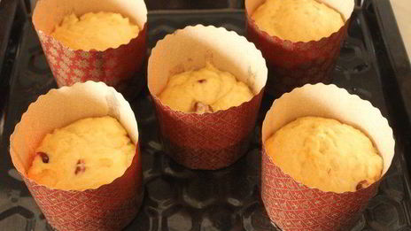 куличи с апельсиновой цедрой и вяленой клюквой