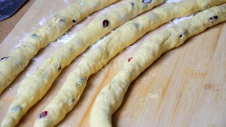 пасхальная булка с изюмом