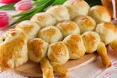 Пасхальная выпечка Барашек с изюмом