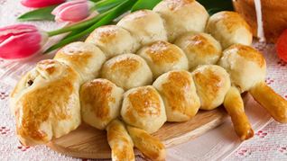 Пасхальная выпечка Барашек с изюмом