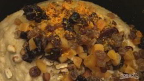 пасхальный кулич с сухофруктами и орехами