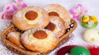 Пасхальные булочки с кремом и абрикосами