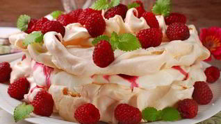 Праздничный десерт Павлова с малиной