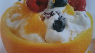 Сливочный десерт с ягодами в апельсиновой цедре