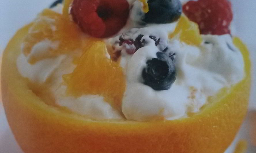Рецепт сливочного десерта с ягодами в апельсиновой цедре