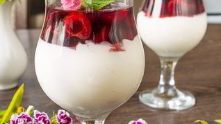 Сметанно-сливочное желе с черешней