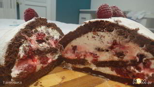 Рулет из шоколадного суфле с малиной