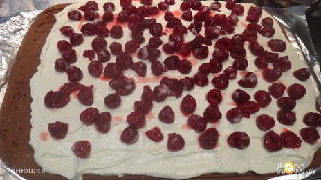 рулет из шоколадного суфле с малиной