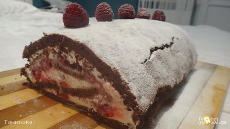 рулет из шоколадного суфле с малиной