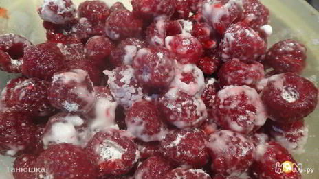 рулет из шоколадного суфле с малиной