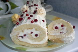 Рулет с суфле и брусникой