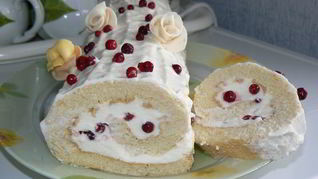 Рулет с суфле и брусникой