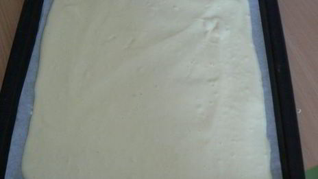 рулет с суфле и брусникой