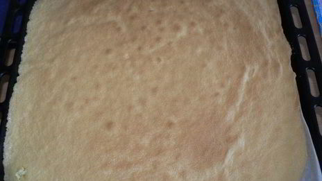 рулет с суфле и брусникой