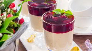 Шоколадное суфле с вишневым соусом