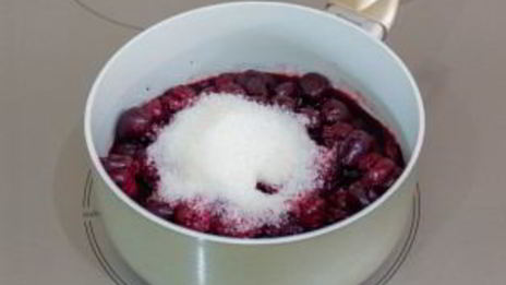 шоколадное суфле с вишневым соусом