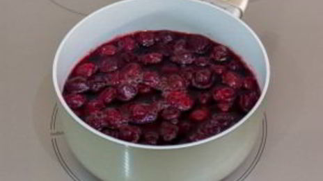 шоколадное суфле с вишневым соусом