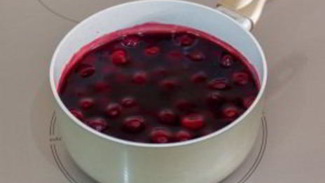 шоколадное суфле с вишневым соусом