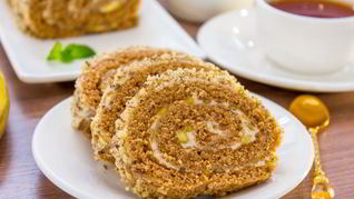 Шоколадный рулет с банановым суфле и грецкими орехами