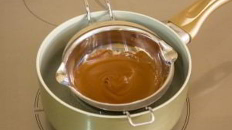 шоколадный рулет с банановым суфле и грецкими орехами