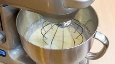 шоколадный рулет с банановым суфле и грецкими орехами