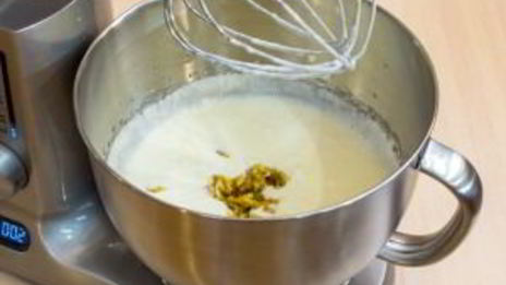 шоколадный рулет с банановым суфле и грецкими орехами