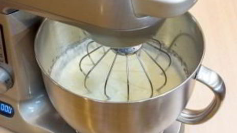 шоколадный рулет с банановым суфле и грецкими орехами