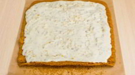 шоколадный рулет с банановым суфле и грецкими орехами