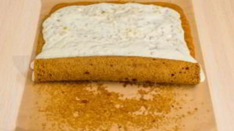 шоколадный рулет с банановым суфле и грецкими орехами