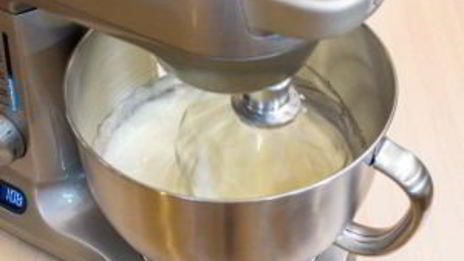 шоколадный рулет с банановым суфле и грецкими орехами