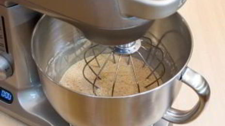 шоколадный рулет с банановым суфле и грецкими орехами