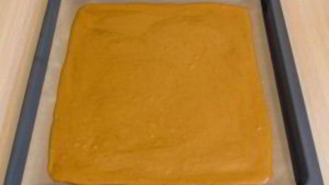 шоколадный рулет с банановым суфле и грецкими орехами