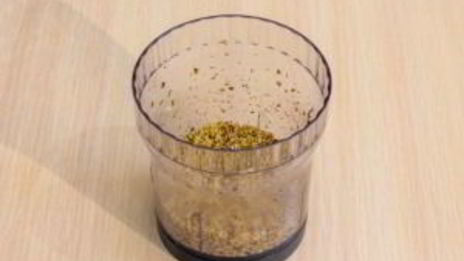 шоколадный рулет с банановым суфле и грецкими орехами