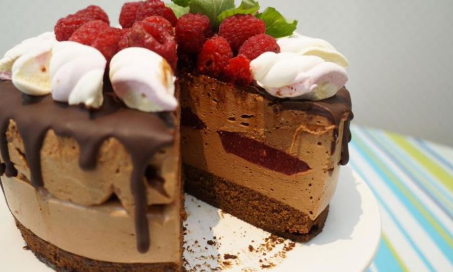 Рецепт шоколадного торта-суфле с малиновым конфи