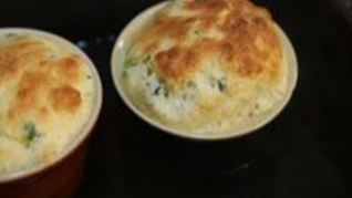 Сливочное суфле с зеленым луком и тимьяном