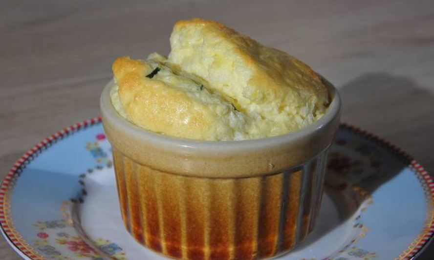 Рецепт сырного суфле с зеленым луком и кукурузной мукой