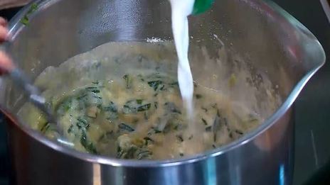 сырное суфле с зеленым луком и кукурузной мукой