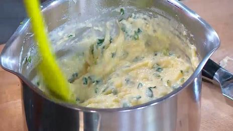 сырное суфле с зеленым луком и кукурузной мукой