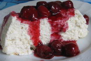 Творожное суфле с вишневым соусом