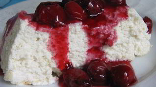 Творожное суфле с вишневым соусом