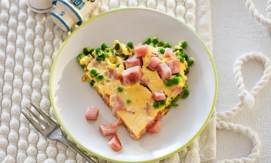 Рецепт яичного суфле с ветчиной в мультиварке