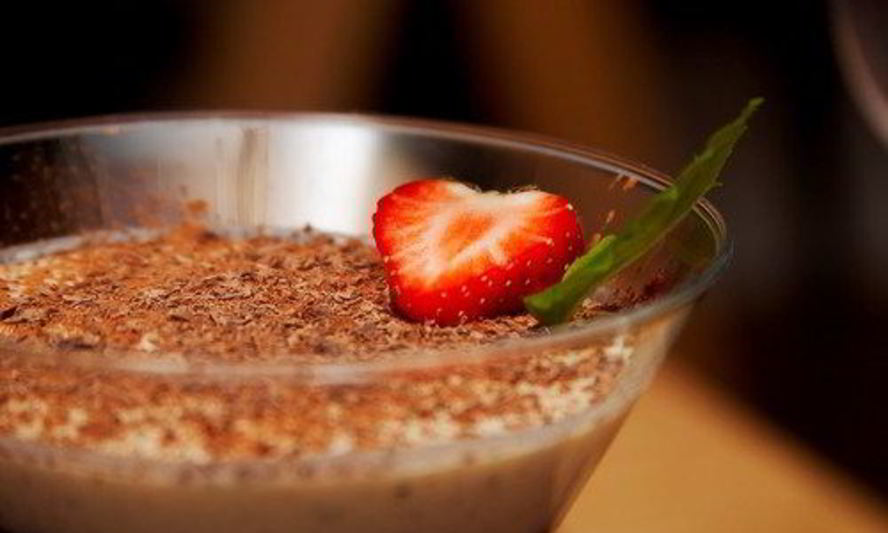 Рецепт клубничного тирамису с кофейными бисквитами