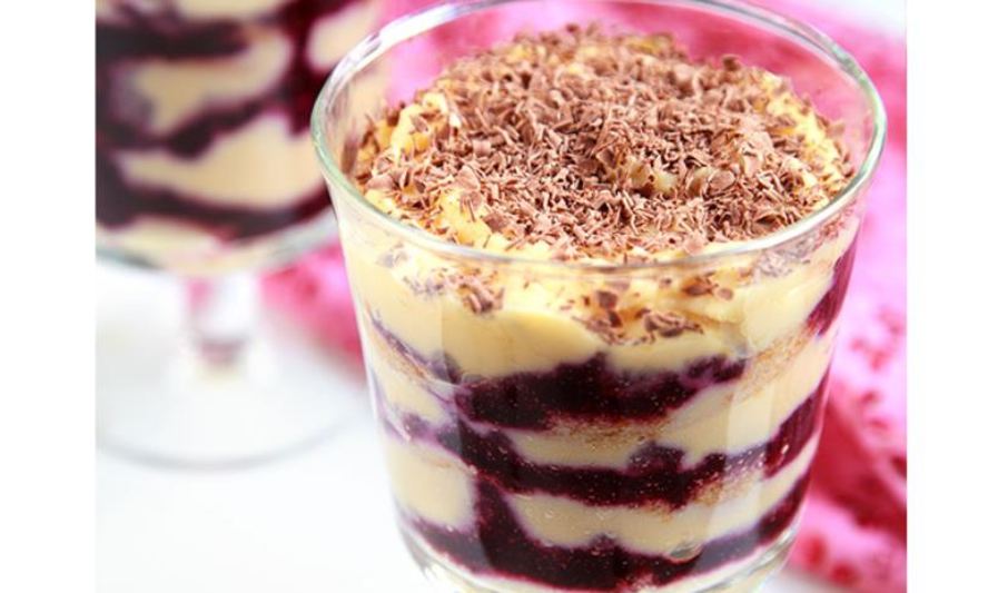 Рецепт тирамису с апельсиновым сиропом и черносмородиновым пюре