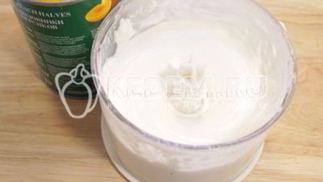 творожный десерт с персиками